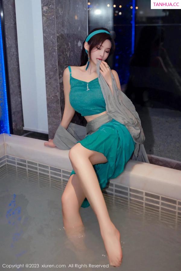 周妍希 奶瓶土肥圆 [XiuRen]高清写真图 2023.12.29 No.7886 Carol周妍希 温泉美腿第13张图片